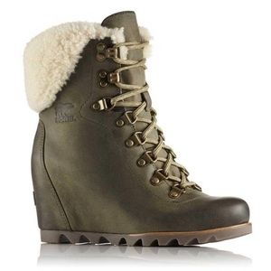 New Sorel Conquest Wedge Shearling Boots in Nori